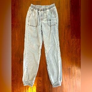 Light weight women’s elastic ankle jeans with pockets